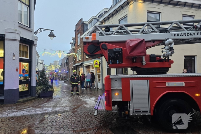 Middelbrand in snackbar zorgt voor rookpluimen