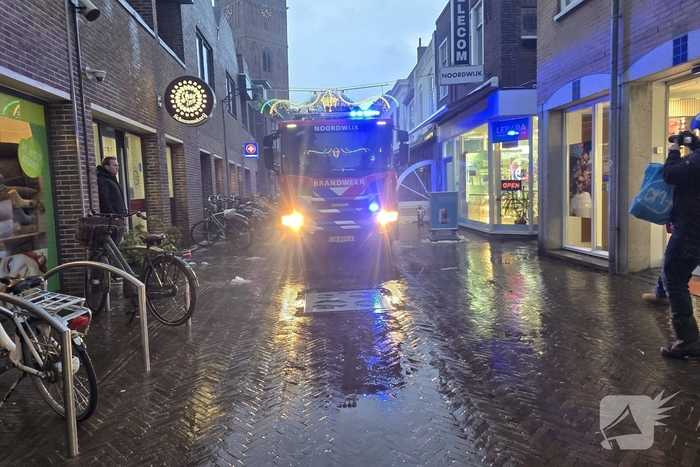 Middelbrand in snackbar zorgt voor rookpluimen