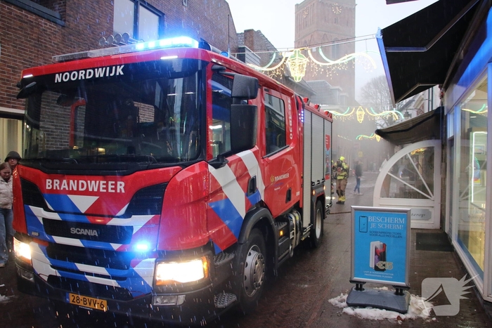 Middelbrand in snackbar zorgt voor rookpluimen