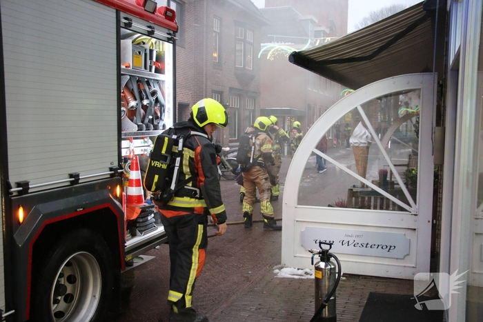Middelbrand in snackbar zorgt voor rookpluimen
