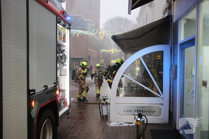Middelbrand in snackbar zorgt voor rookpluimen