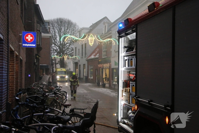 Middelbrand in snackbar zorgt voor rookpluimen