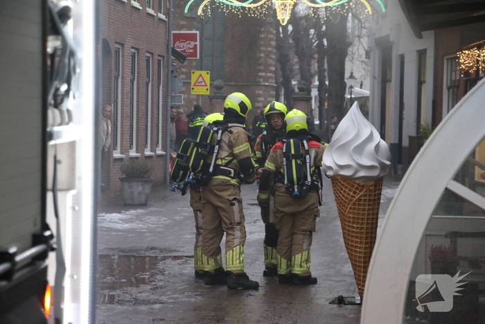 Middelbrand in snackbar zorgt voor rookpluimen