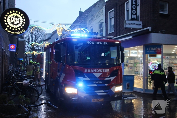 Middelbrand in snackbar zorgt voor rookpluimen