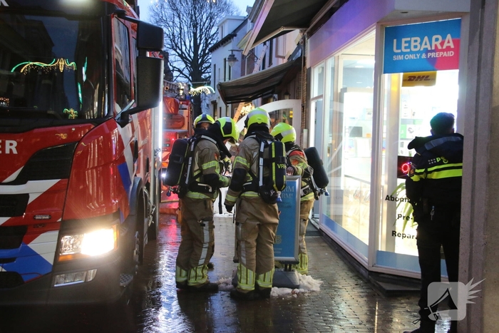 Middelbrand in snackbar zorgt voor rookpluimen