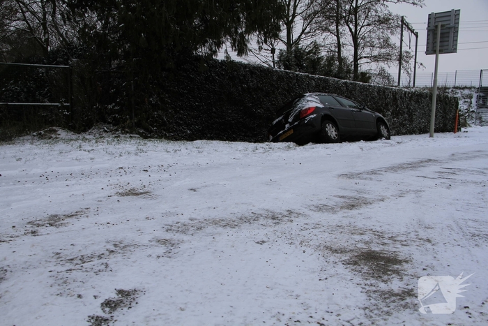 Auto vliegt de bocht uit door gladheid
