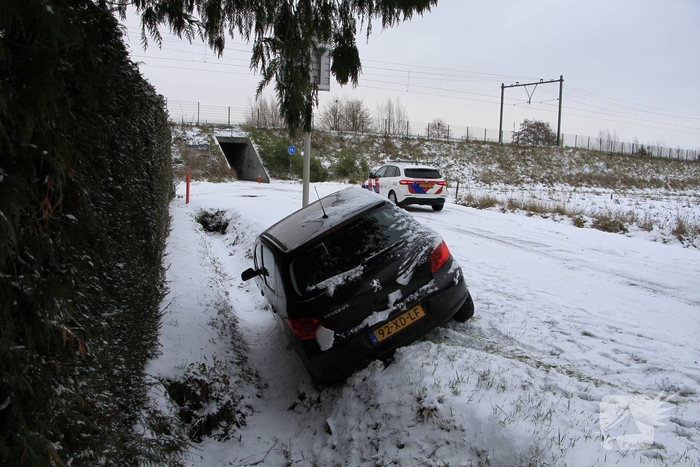 Auto vliegt de bocht uit door gladheid