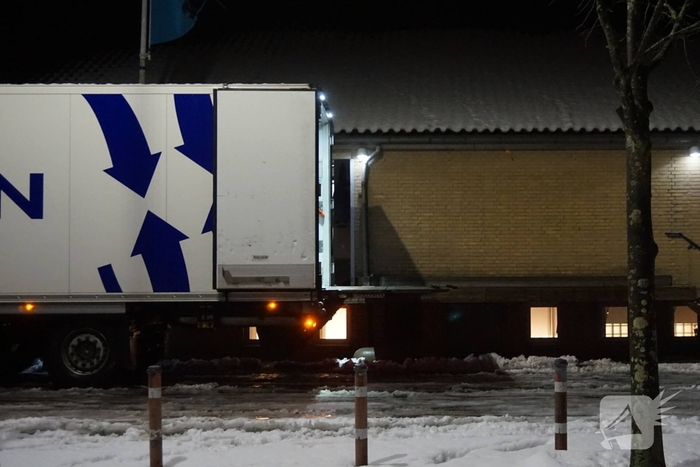 Vrachtwagen rijdt ruit van auto eruit