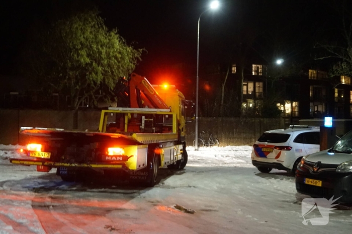 Vrachtwagen rijdt ruit van auto eruit