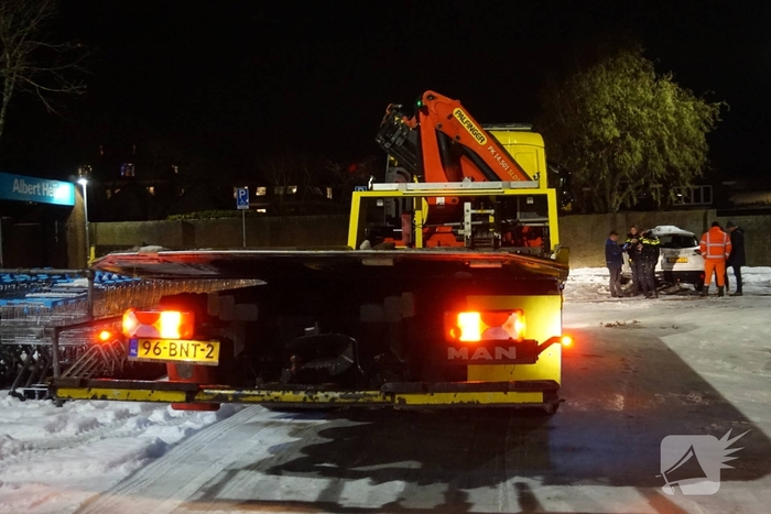 Vrachtwagen rijdt ruit van auto eruit