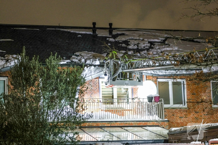 Brandweer verwijdert sneeuwlawine van woningen