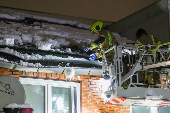 Brandweer verwijdert sneeuwlawine van woningen