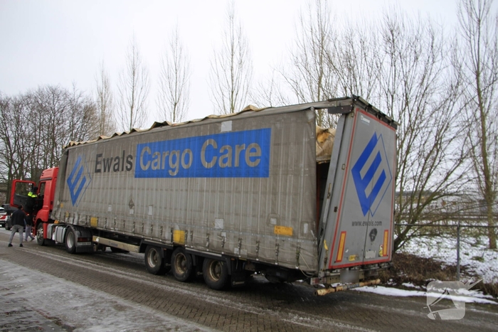 Vrachtwagen botst tegen spoorviaduct