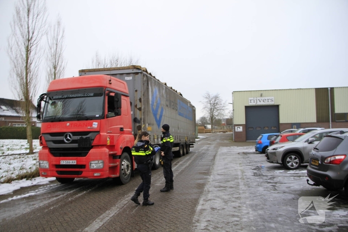Vrachtwagen botst tegen spoorviaduct