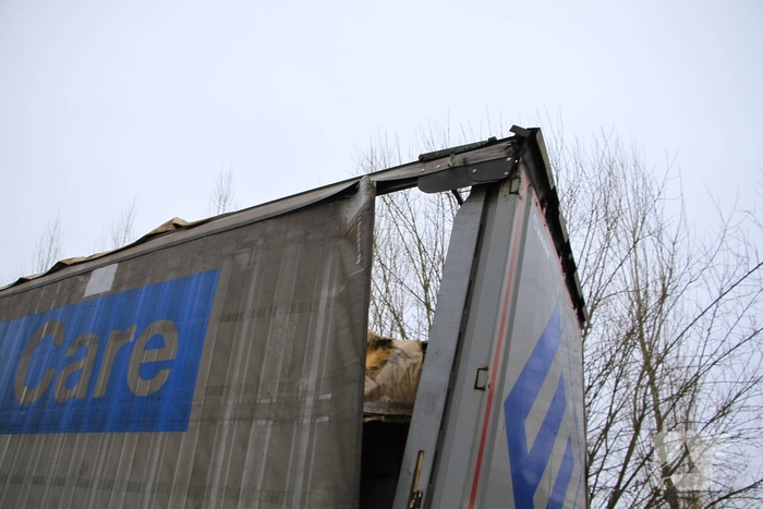 Vrachtwagen botst tegen spoorviaduct