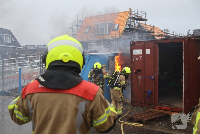 Brandweer bestrijdt brand in elektrakast
