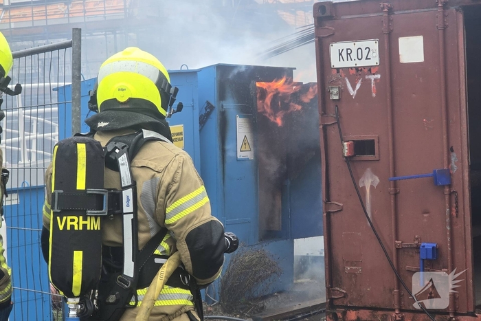 Brandweer bestrijdt brand in elektrakast