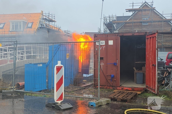 Brandweer bestrijdt brand in elektrakast