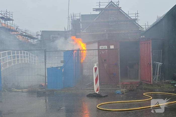 Brandweer bestrijdt brand in elektrakast