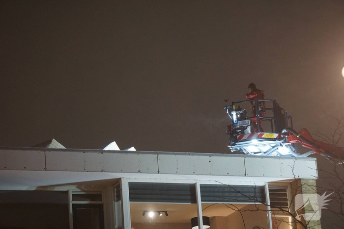 Isolatie waait los op dak