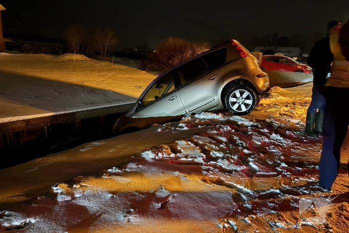 Auto belandt in sloot door gladheid