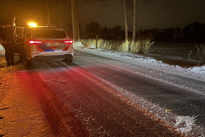 Auto belandt in sloot door gladheid