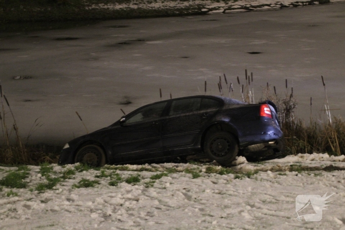 Auto belandt in sloot na gladheid