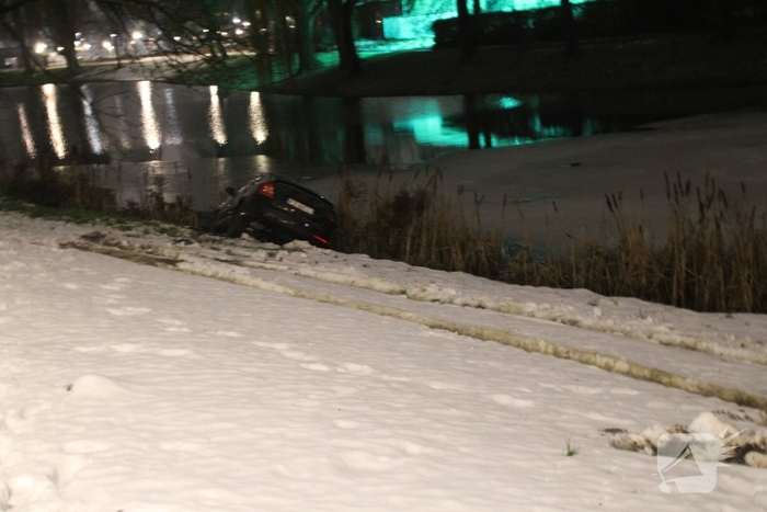 Auto belandt in sloot na gladheid