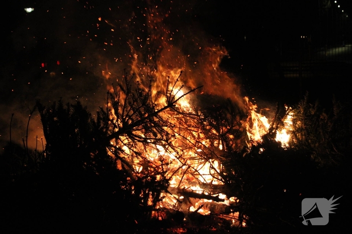 Brandweer laat kerstbomenbrand gecontroleerd uitbranden