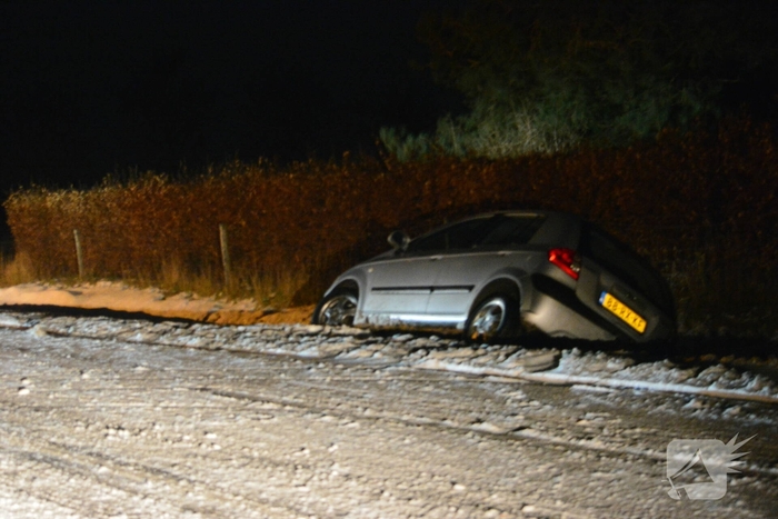 Auto belandt in sloot na winterse gladheid