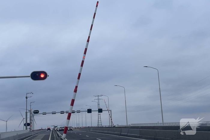 Flinke file door storing bij brug