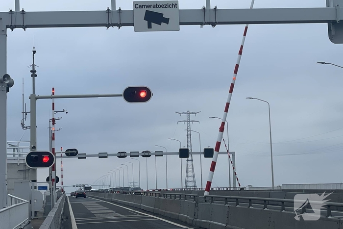 Flinke file door storing bij brug