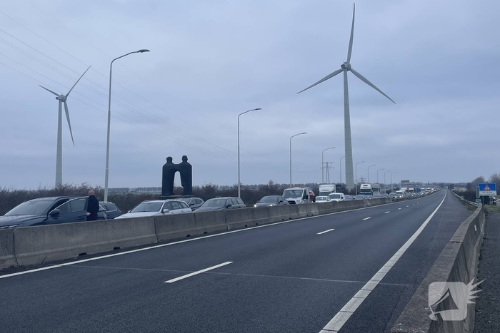 Flinke file door storing bij brug