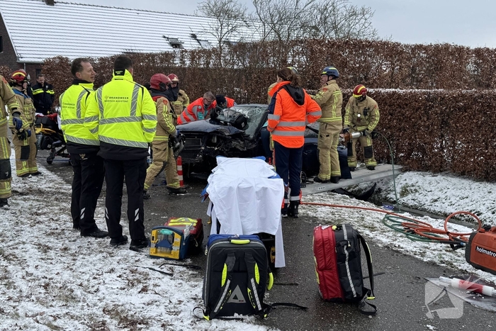 Brandweer bevrijdt persoon uit auto, omstander schiet te hulp