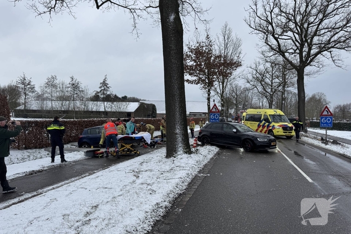 Brandweer bevrijdt persoon uit auto, omstander schiet te hulp