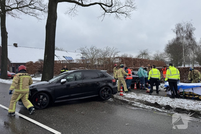 Brandweer bevrijdt persoon uit auto, omstander schiet te hulp