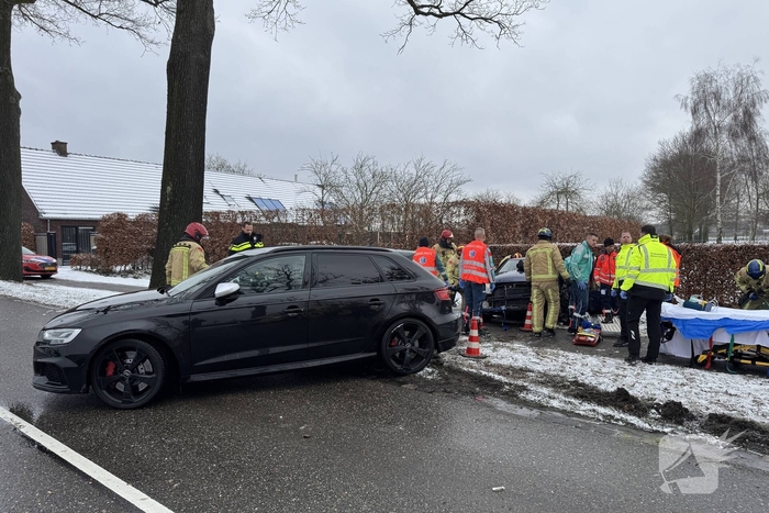 Brandweer bevrijdt persoon uit auto, omstander schiet te hulp