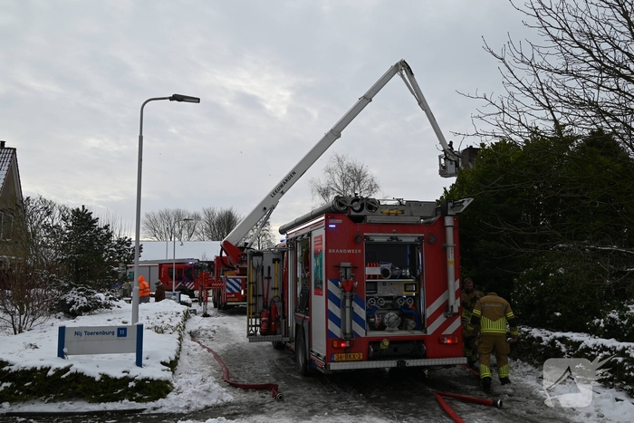 Schoorsteenbrand slaat over naar dak