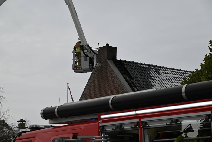 Schoorsteenbrand slaat over naar dak