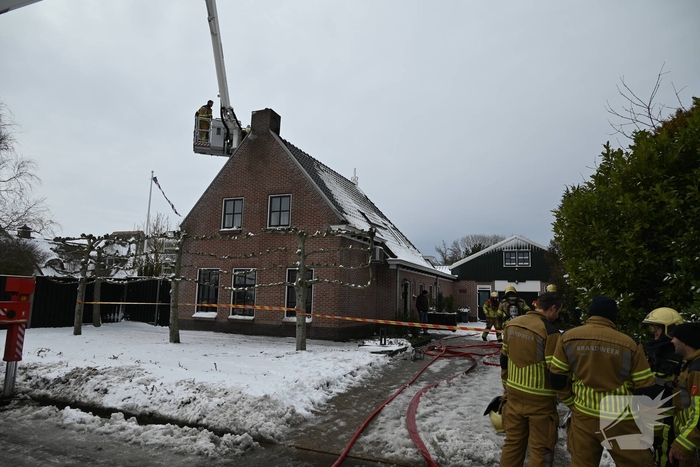 Schoorsteenbrand slaat over naar dak
