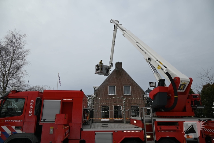 Schoorsteenbrand slaat over naar dak