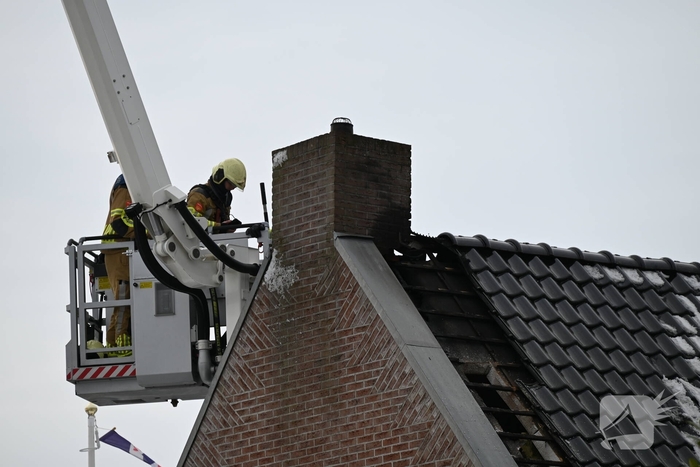 Schoorsteenbrand slaat over naar dak