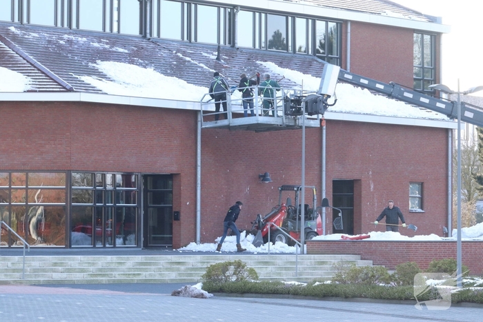 Dak van kerk sneeuwvrij gemaakt