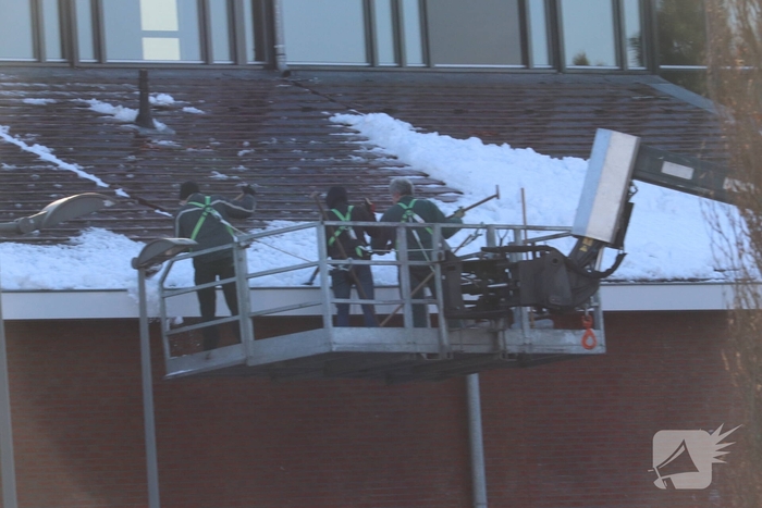 Dak van kerk sneeuwvrij gemaakt