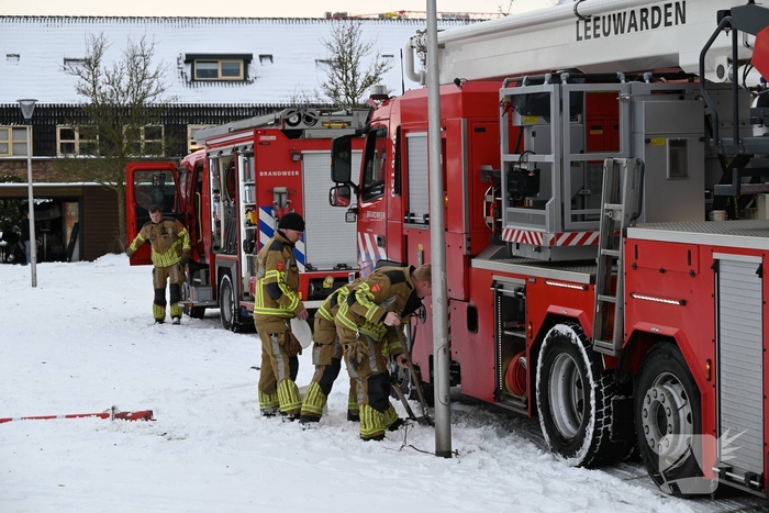 Brandweer controleert schoorsteen van houtkachel