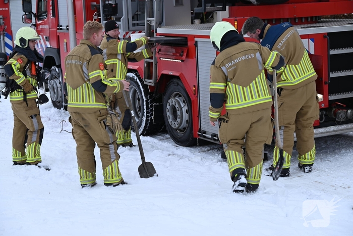 Brandweer controleert schoorsteen van houtkachel