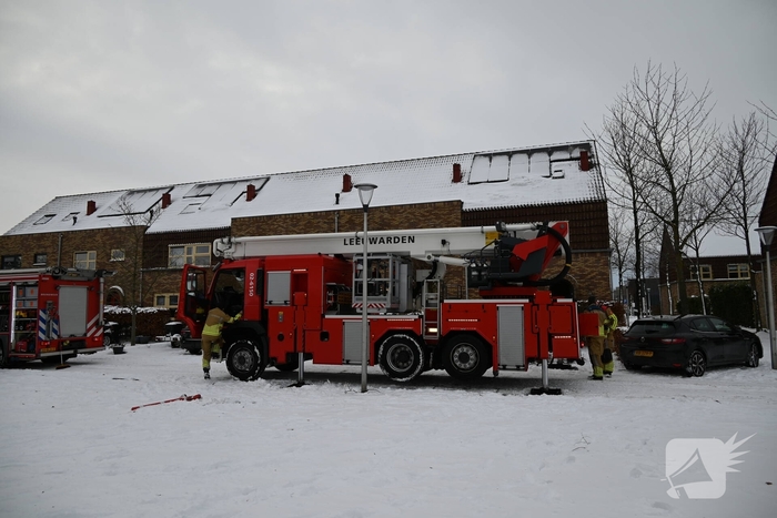 Brandweer controleert schoorsteen van houtkachel