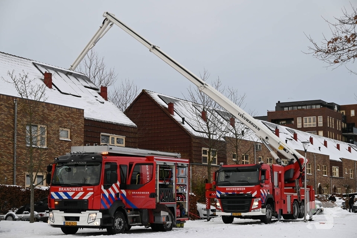 Brandweer controleert schoorsteen van houtkachel