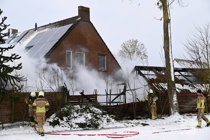 Brandweer redt dieren uit woning en voorkomt overslag