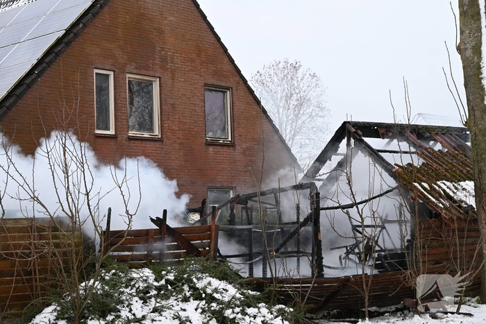 Brandweer redt dieren uit woning en voorkomt overslag